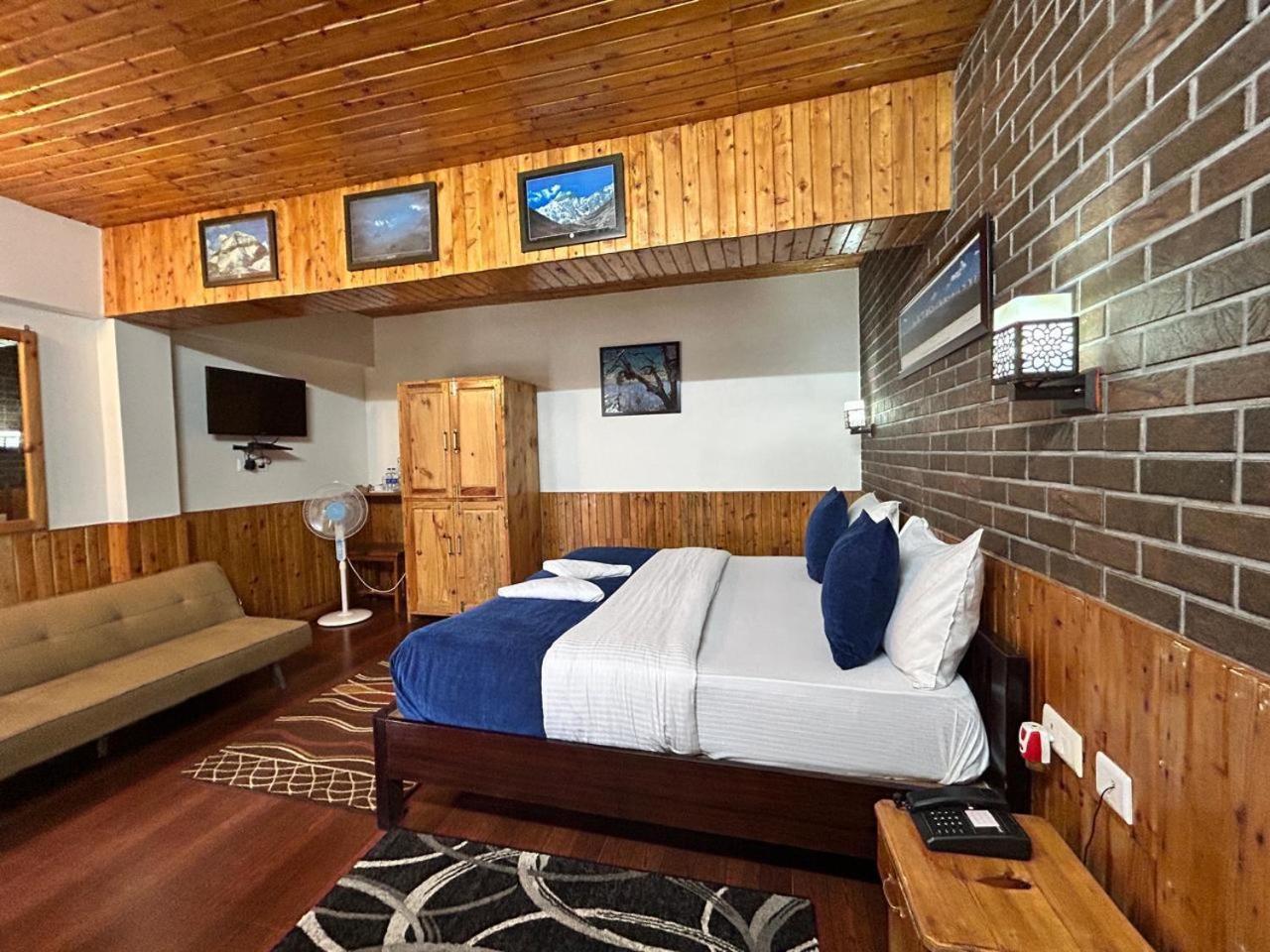 Kasar Himalaya Holiday Resort, Binsar Rd Алмора Экстерьер фото