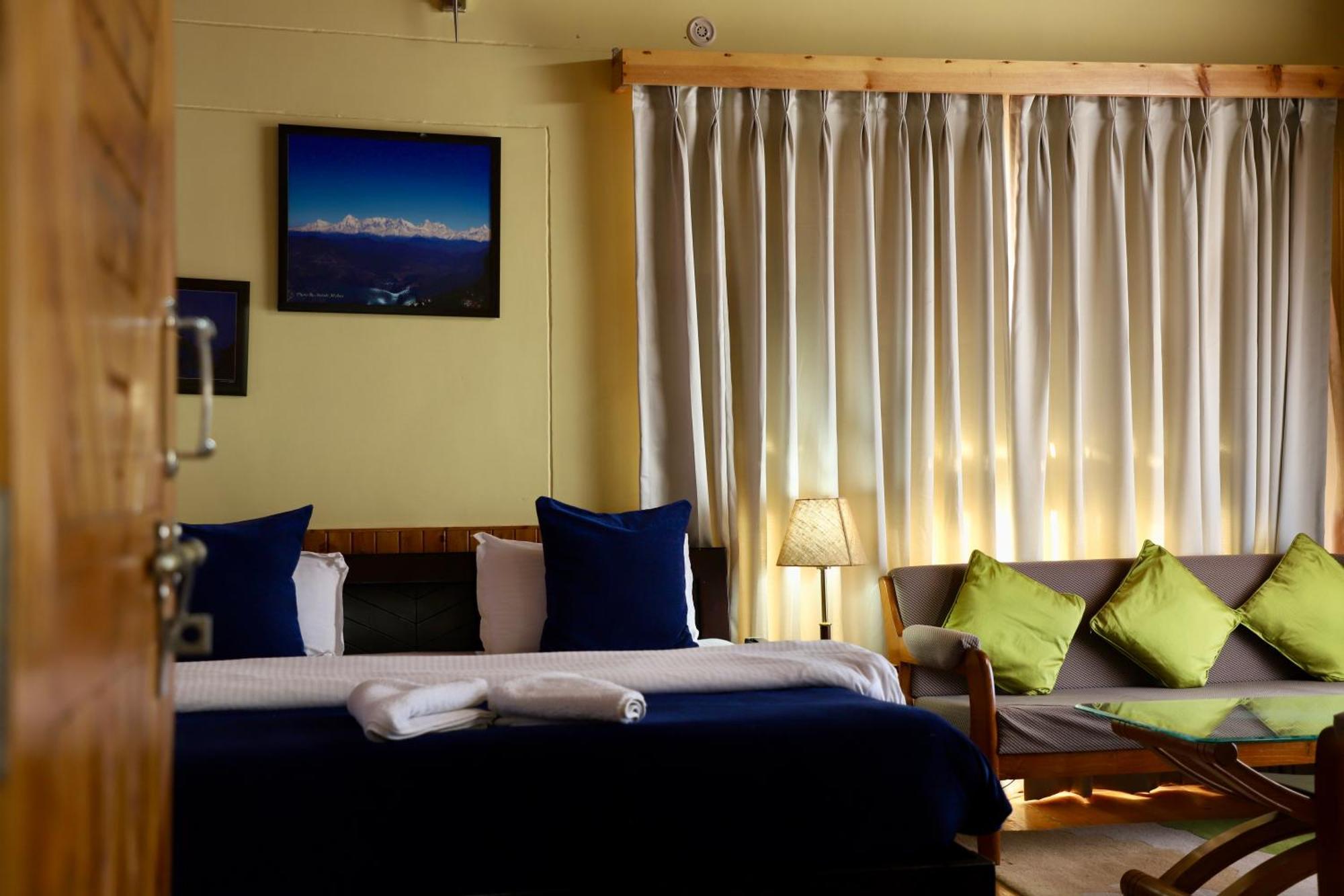 Kasar Himalaya Holiday Resort, Binsar Rd Алмора Экстерьер фото